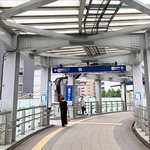 横浜アリーナ方面階段